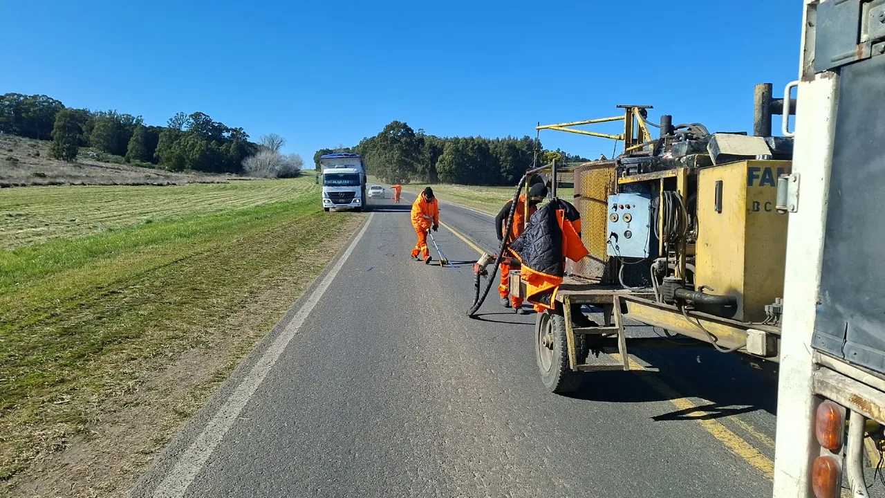 Aplicación de sellador en grietas Ruta 226 Tandil